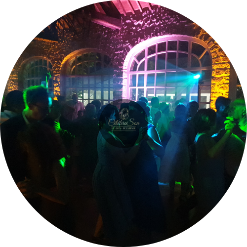 Piste de danse en pleine soirée avec éclairages festifs – DJ Célébrason